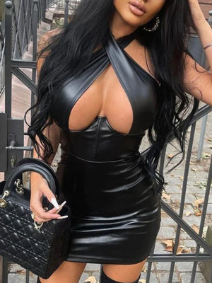 Vue de face de la mini robe La Nuit Fendue noire en polyester avec détails ajourés