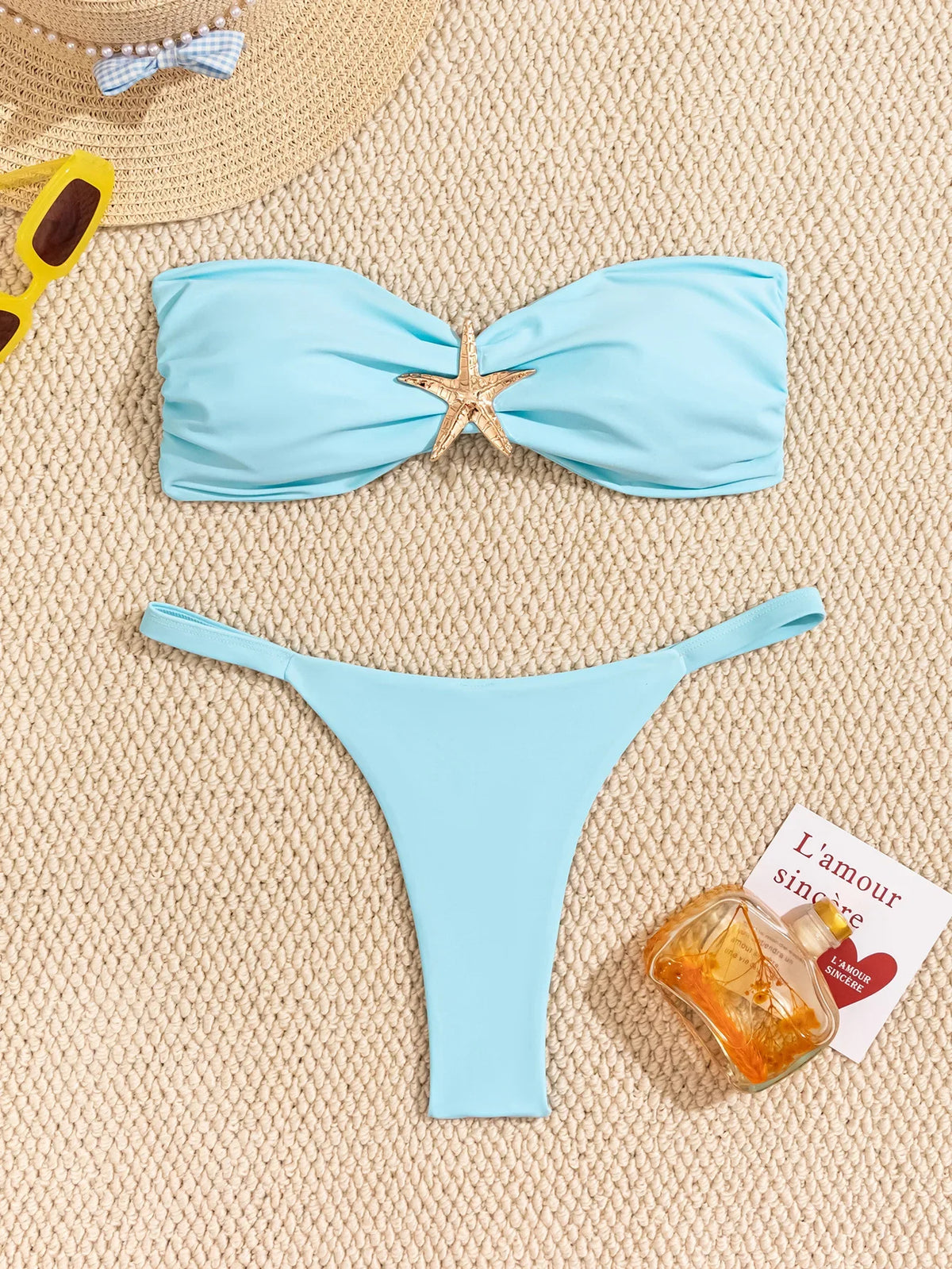 Vue de face du bikini femme L’Étoile Solaire avec haut bandeau rembourré et étoile de mer