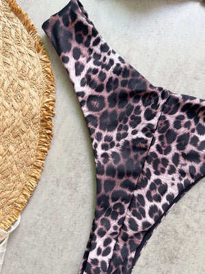 Vue arrière du bikini léopard La Fauve Solaire avec bas taille basse