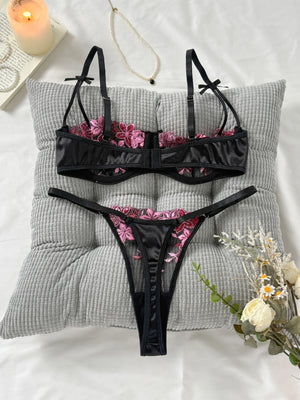 Détail de la broderie florale de La Veillée Pourpre