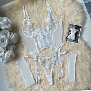 Présentation des cinq coloris de l’ensemble lingerie brodé L’Arabesque Fine