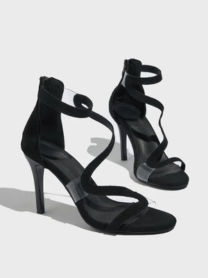 Sandales noires à plateforme pour femme, détail des brides et du talon fin haut