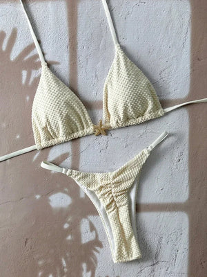 Bikini Almería café clair avec coupe brésilienne et liens décoratifs signé Guappaa