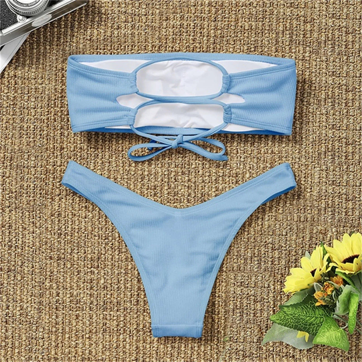 Bikini Cala Brisa bleu avec haut bandeau et bas taille basse dans la sélection maillots Guappaa