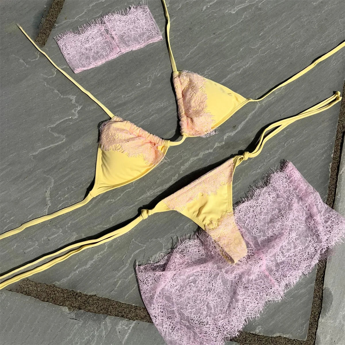 Détail de la dentelle du bikini triangle Cala Noche dans l’univers balnéaire Guappaa