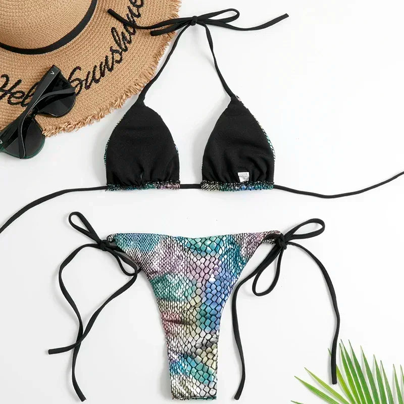 Bikini Cala Sirena rouge avec haut triangle et détails lacés signé Guappaa