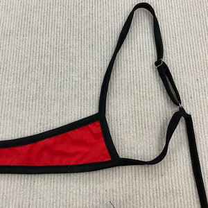 Bikini rouge Alicante à dos nu et lacets, vue portée dans une ambiance bord de mer lumineuse, Guappaa
