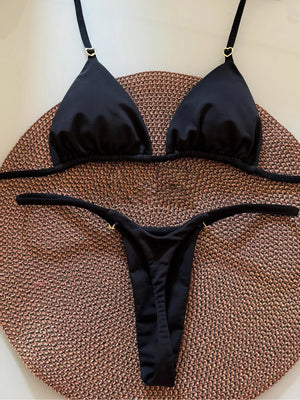 Vue de face du bikini Cala Sombra noir à motif léopard pour femme signé Guappaa