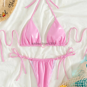 Détail de la finition brillante du bikini rose Cala Rosada dans l’univers Guappaa