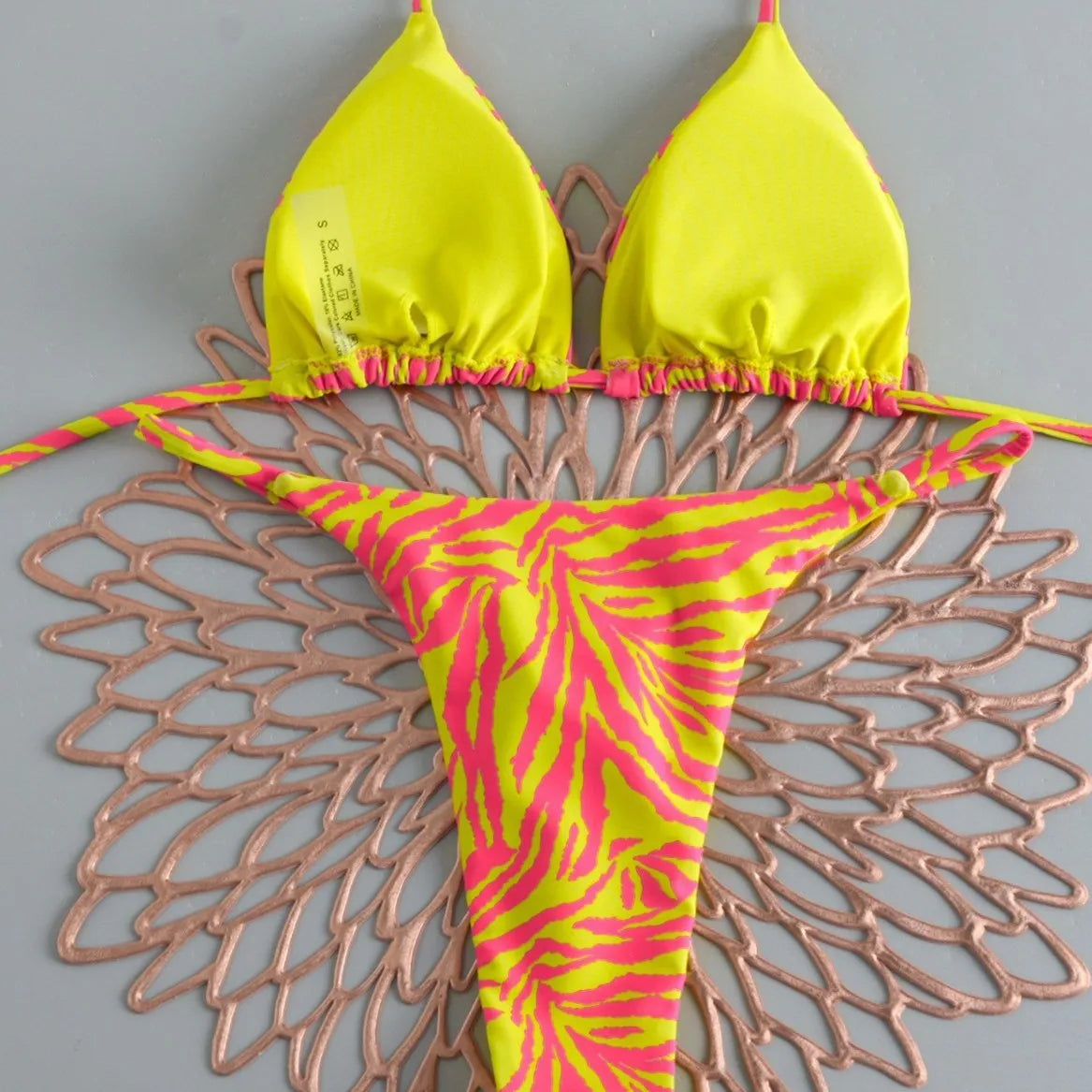 Bikini Nerja jaune citron à haut triangle, silhouette estivale pensée pour plage et piscine, Guappaa
