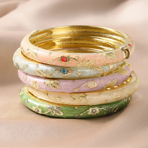 Détail floral des bracelets en émail Fleurs d’Ibiza avec finition couleur or Guappaa