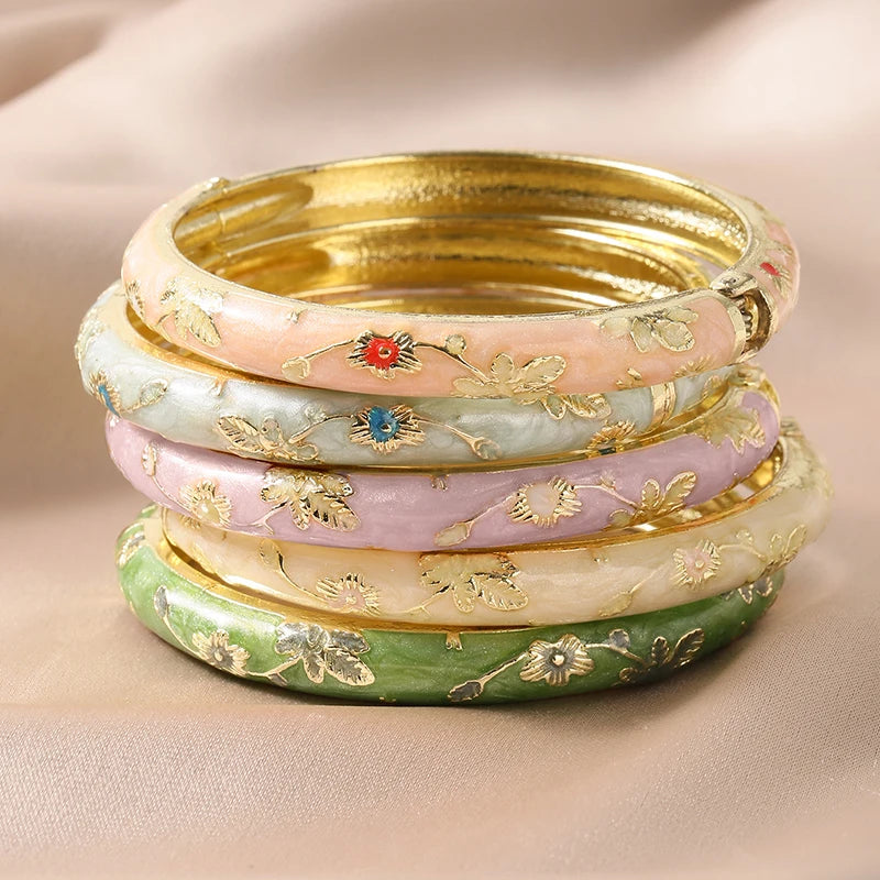 Détail floral des bracelets en émail Fleurs d’Ibiza avec finition couleur or Guappaa