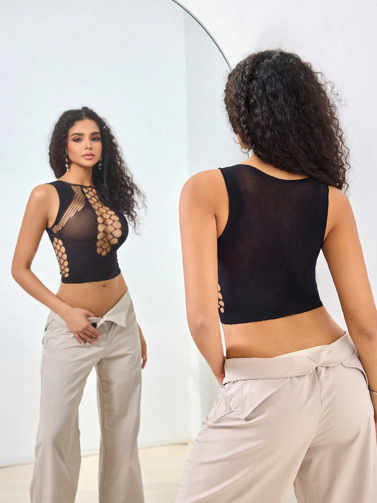 L’Entaille Noire, crop top noir moulant avec découpes graphiques et dos dégagé