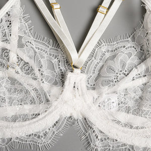 Modèle Éclat de Minuit GUAPPAA, ensemble lingerie avec détails de dentelle et harnais.
