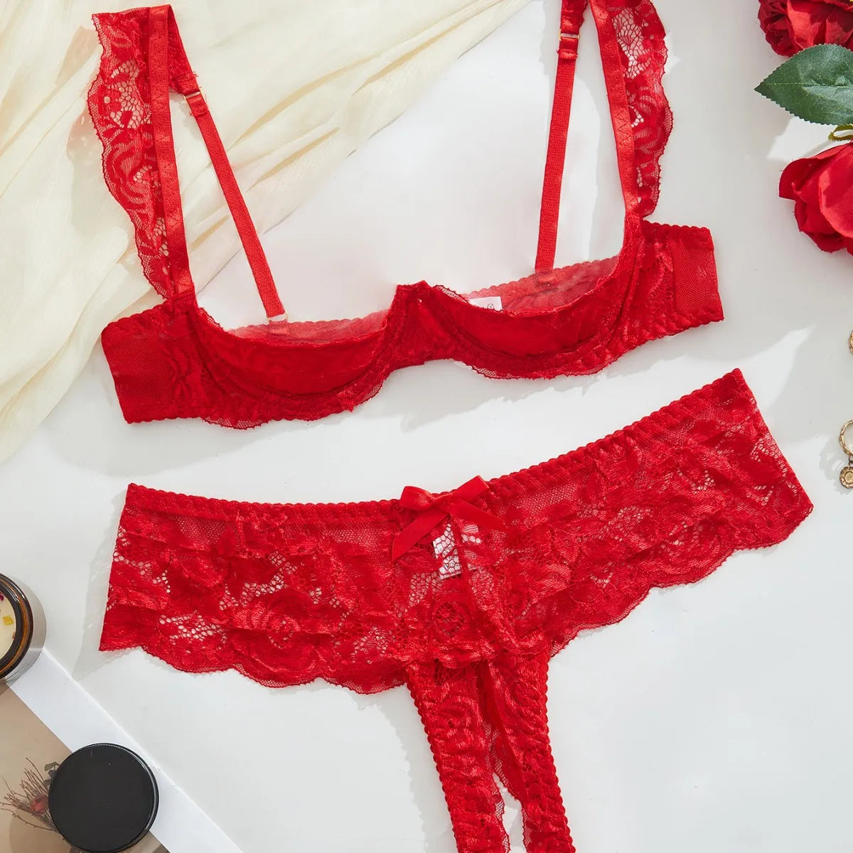 Vue de face de l’ensemble lingerie La Tentation Florale rouge avec détails brodés