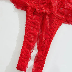 Détail de la broderie florale de l’ensemble lingerie rouge La Tentation Florale