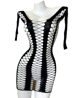 Robe de plage La Nuit Salée manches longues portée sur une tenue de bain non incluse