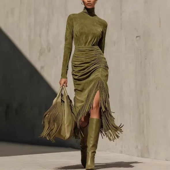 Robe mi-longue La Bohémienne vert olive, col roulé, drapée et frangée – GUAPPAA – photo 2