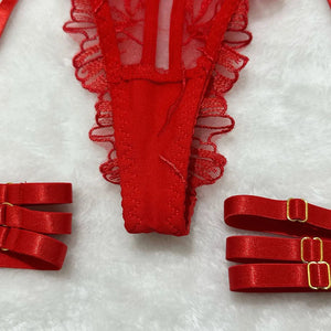 Photo 08 de l’ensemble lingerie brodé cinq pièces Saint-Paul, détails visibles du modèle