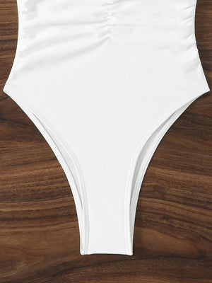 Gros plan sur l’encolure licou du maillot une pièce Cala Vela proposé chez Guappaa