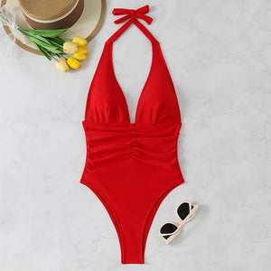 Maillot Cala Vela uni porté pour une tenue de plage simple et colorée chez Guappaa
