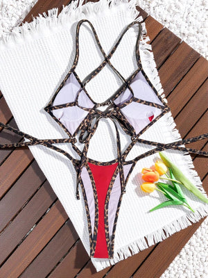 Maillot de bain une pièce tanga imprimé léopard La Fauve, détail contraste noir et rouge