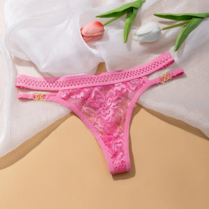 Vue arrière du string taille basse La Bouclée en dentelle dans la sélection Guappaa