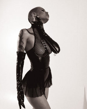 Body string latex seins nus résille à tirette et anneaux jupette frou-frou Hello Paris - GUAPPAA