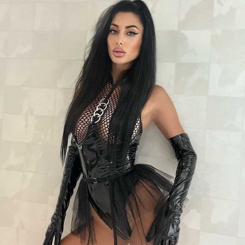 Body string effet latex Hello Paris avec résille, jupette frou-frou et boucles métalliques