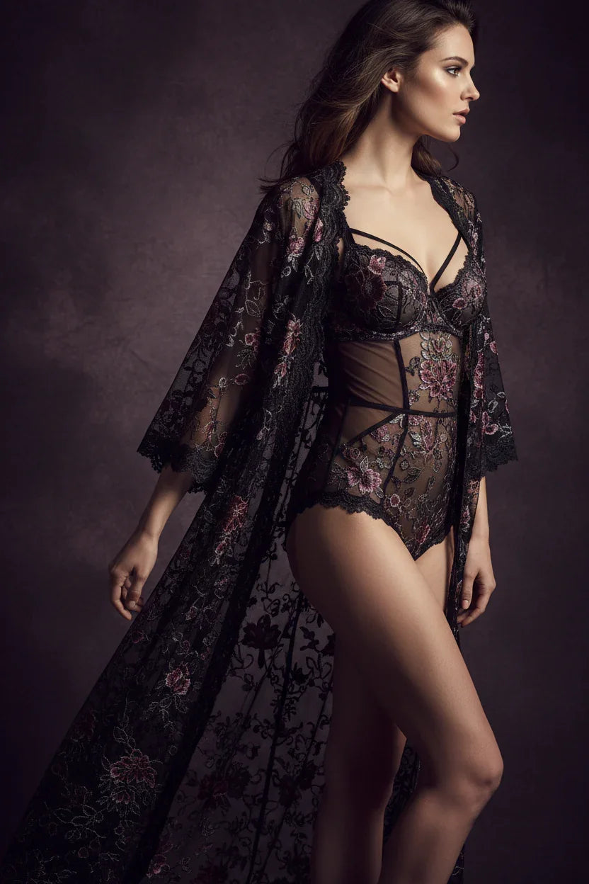 Femme portant lingerie noire en dentelle florale GUAPPAA avec kimono assorti, fond élégant.