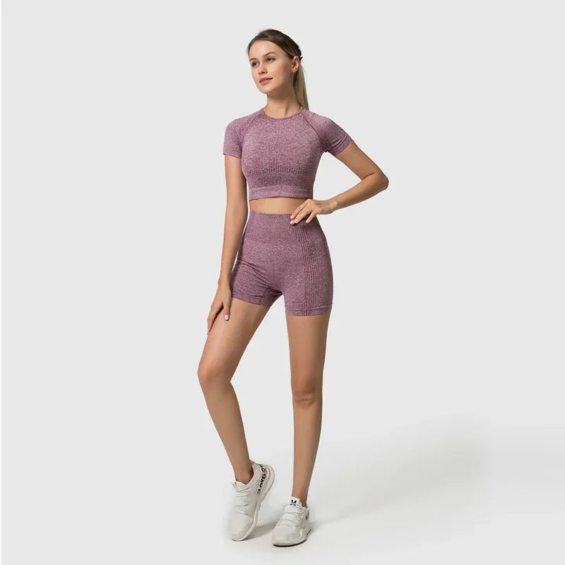 Ensemble fitness deux pièces bleu avec short taille haute et crop top à manches courtes