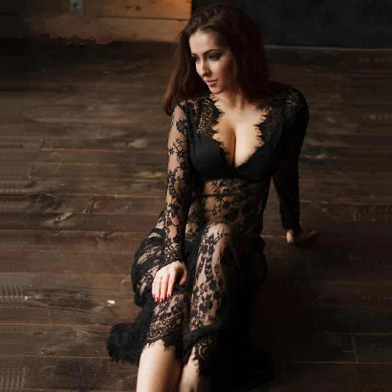 Robe longue en dentelle transparente Nuit Rouge à manches longues