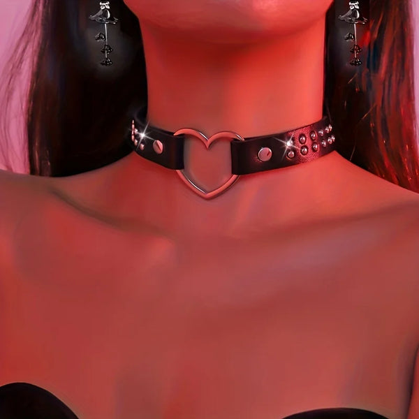 Collier femme cuir synthétique avec grand coeur et rivets Punk