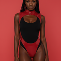 Body string haute échancrure PVC brillant col montant La Magnétique photo studio rouge