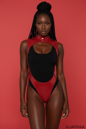 Body string haute échancrure PVC brillant col montant La Magnétique photo studio rouge