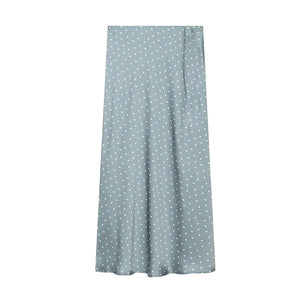 Vue de profil de la jupe midi satinée taille haute Le Reflet Serein