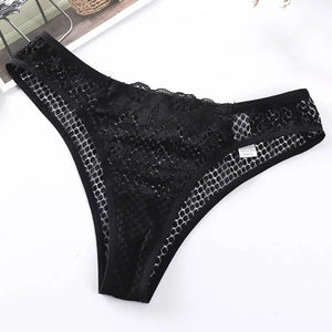 String Le Voile Doux, détail de la coupe basse et des finitions en dentelle
