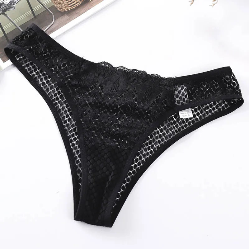 String Le Voile Doux, détail de la coupe basse et des finitions en dentelle