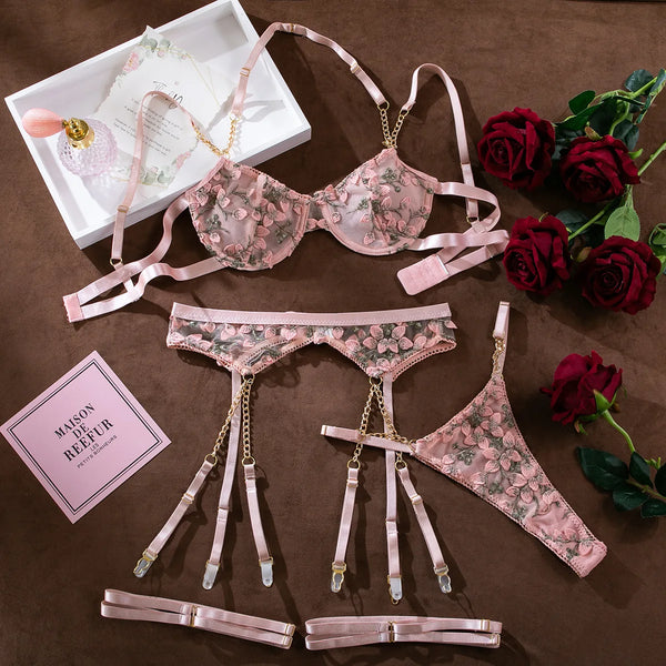 Ensemble lingerie transparente fleurie rose à chaines dorées La demande