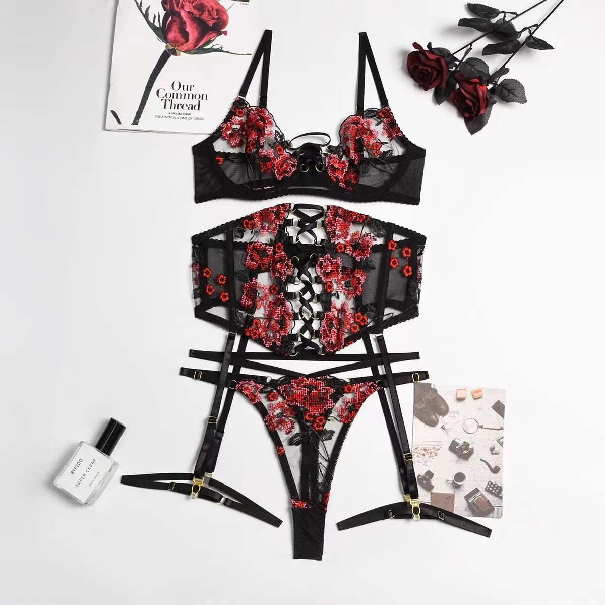 Présentation générale de l’ensemble lingerie brodé avec jarretières La Nuit Brodée