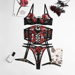 Présentation générale de l’ensemble lingerie brodé avec jarretières La Nuit Brodée