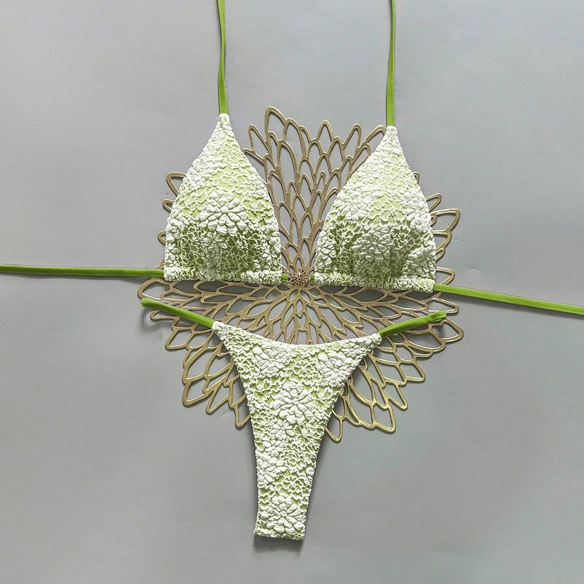 Détail du bas string taille basse du bikini femme L’Onde Azur en polyester