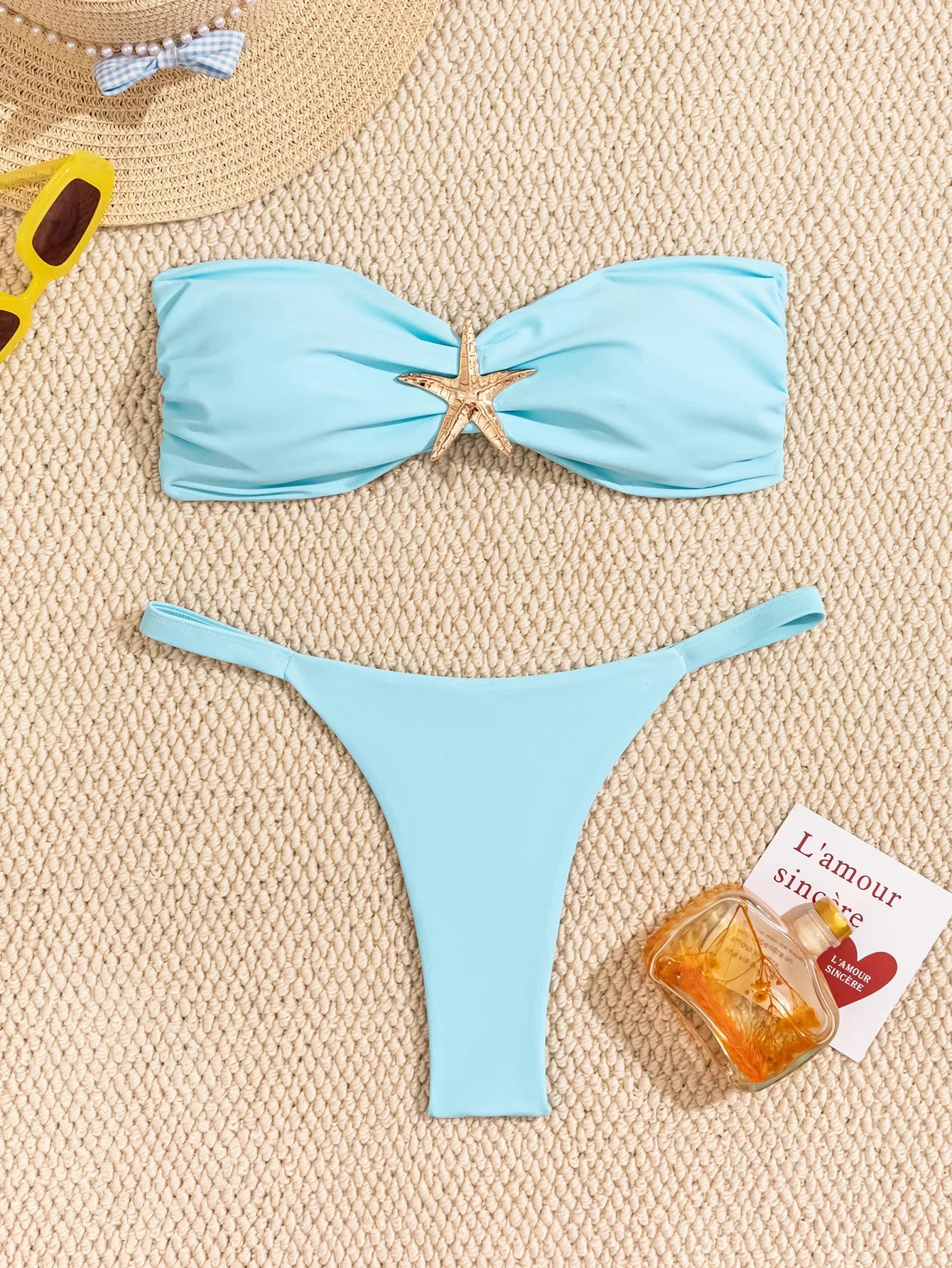 Vue de face du bikini femme L’Étoile Solaire avec haut bandeau rembourré et étoile de mer