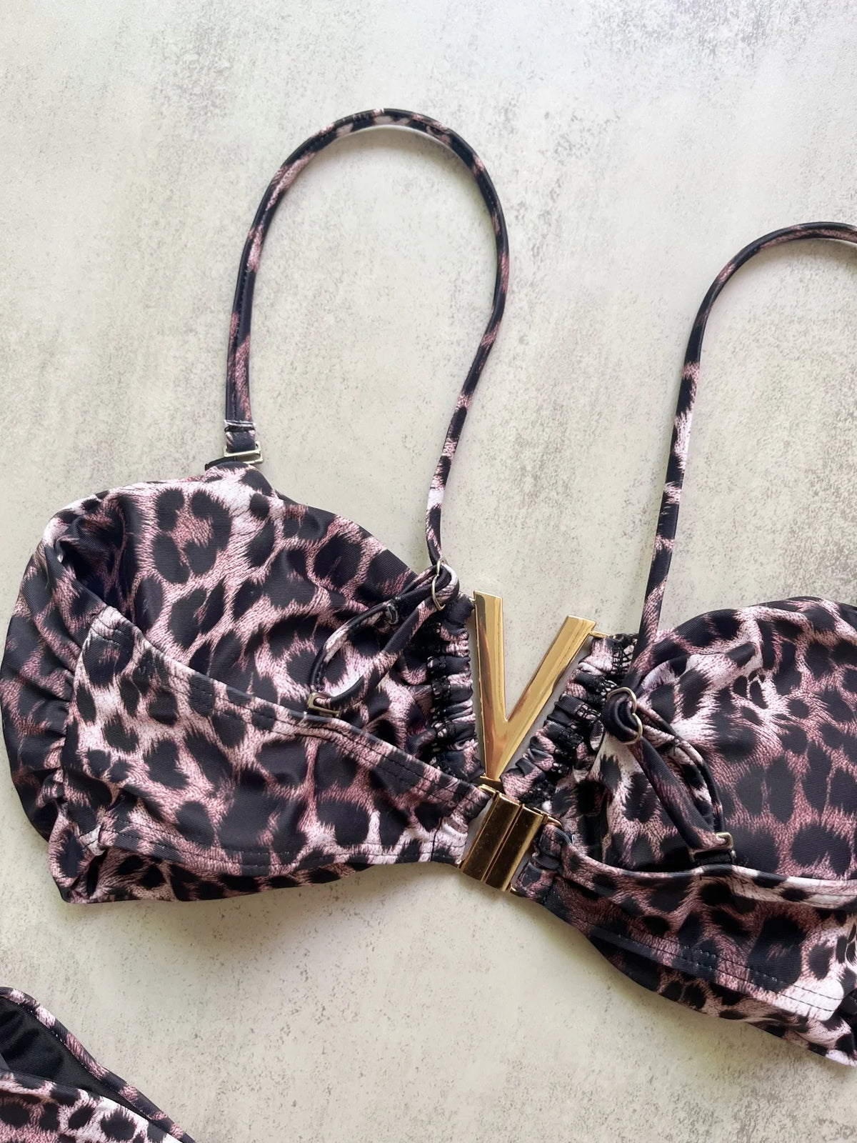 Détail de l’imprimé léopard du bikini deux pièces La Fauve Solaire