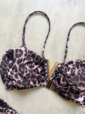 Détail de l’imprimé léopard du bikini deux pièces La Fauve Solaire