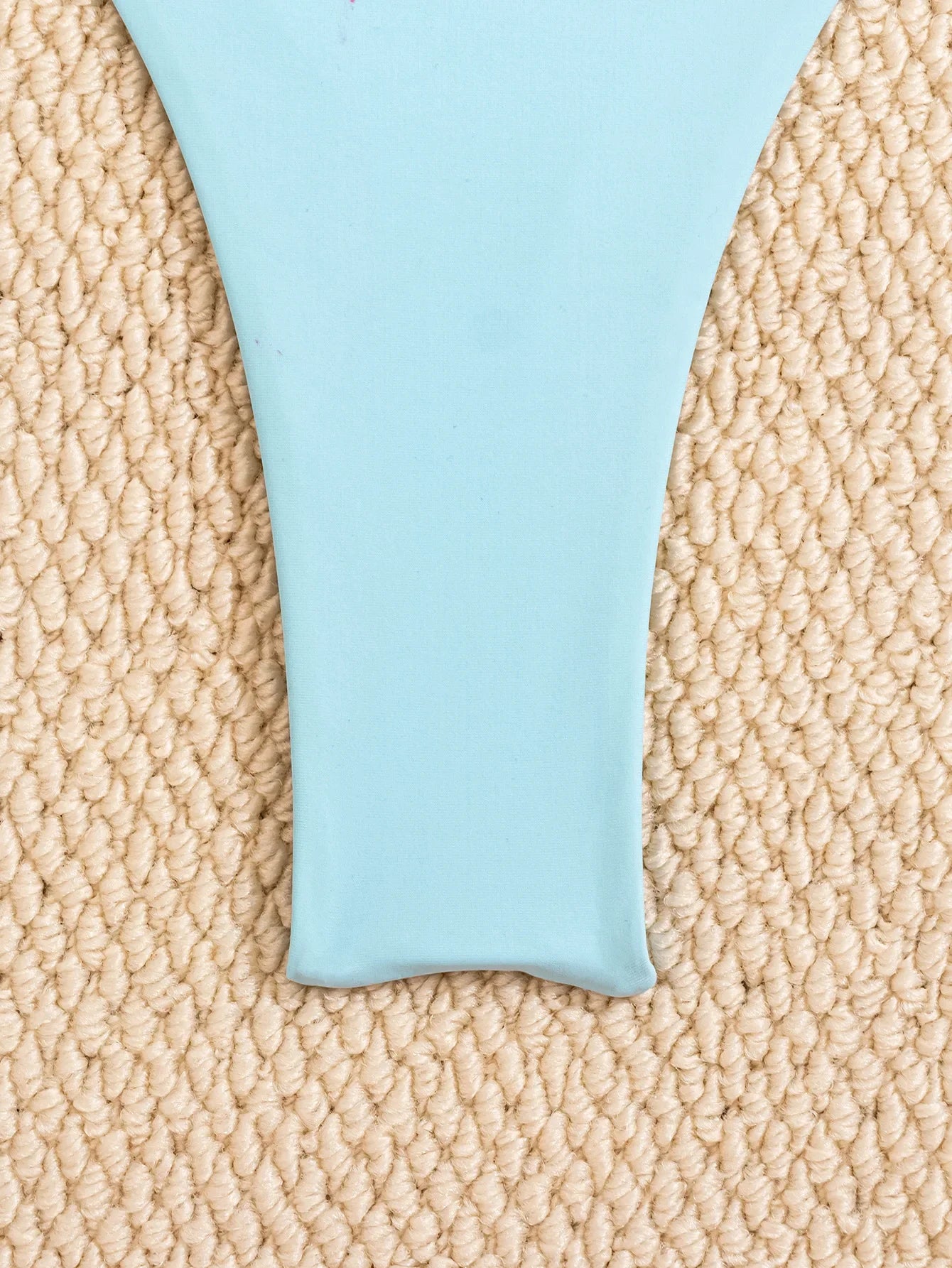 Détail du haut bandeau rembourré sans armatures du bikini L’Étoile Solaire