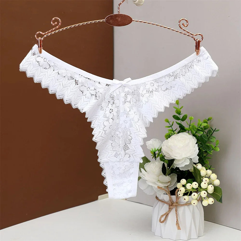 Lot de 3 strings Les Trois Secrets, détail de la coupe taille basse et de la dentelle