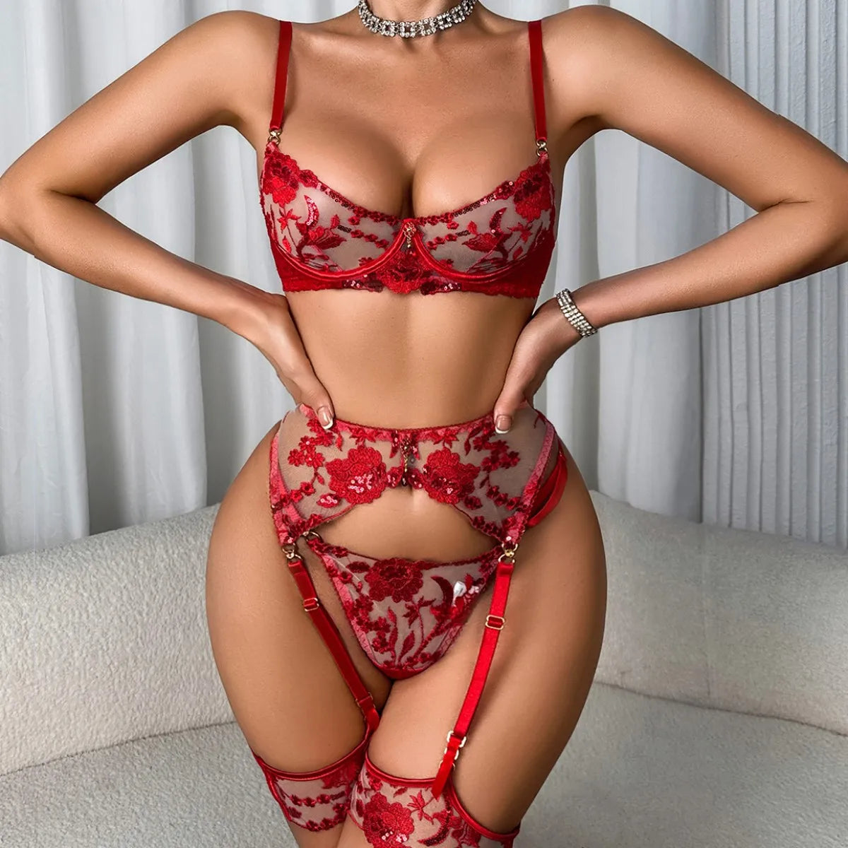 Finition rouge de l’ensemble lingerie La Passion Florale