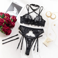 La Broderie Nocturne, vue portée de l’ensemble lingerie brodé pour femme