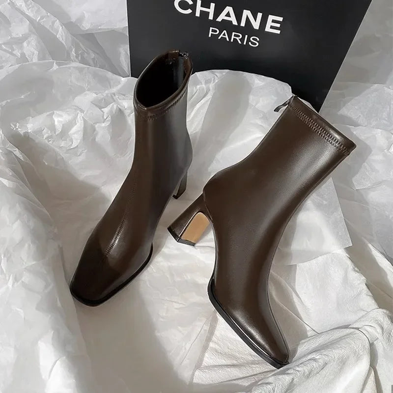 L’Allure d’Hiver, bottines blanches à hauteur cheville avec plateforme et talon carré
